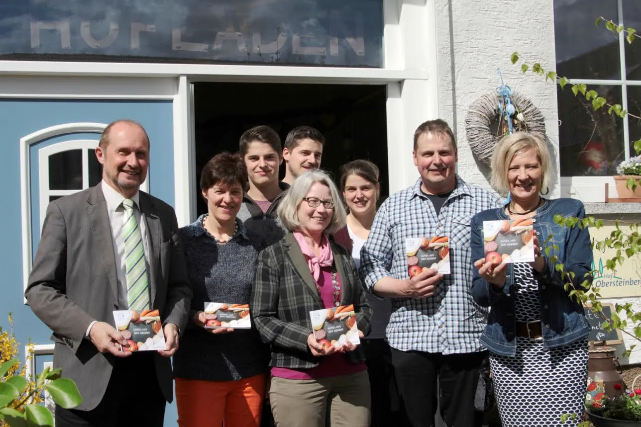 von links: Erster Kreisbeigeordneter Heinz Schreiber, Catja Fay, Margot Schäfer, Peter Fay, Landrätin Anita Schneider, hinten von links: Thomas, Philipp und Anne Fay. Foto: LDK